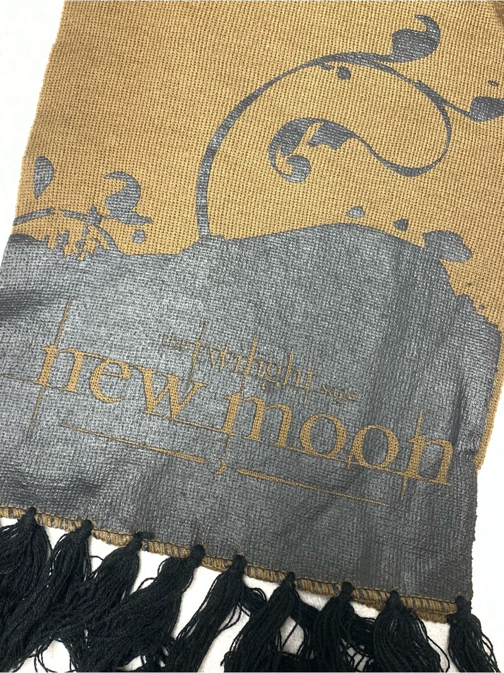 The Twilight Saga: New Moon Howling Wolf Tribal Scarf Brown Knit Fringe Y2K
